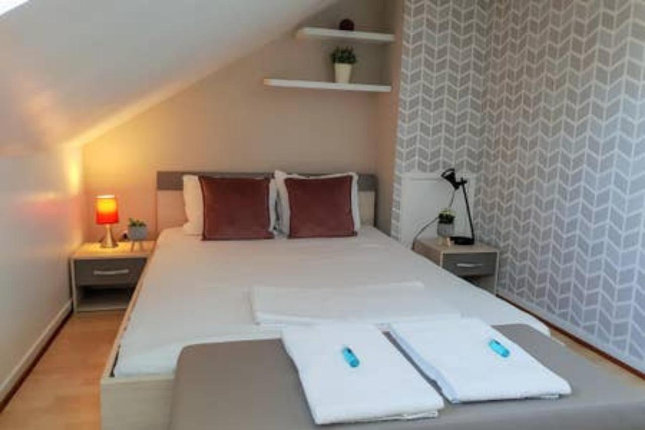 LE DUPLEX - Hyper centre - Gare - Wifi - Netflix - Disney + Annecy Esterno foto